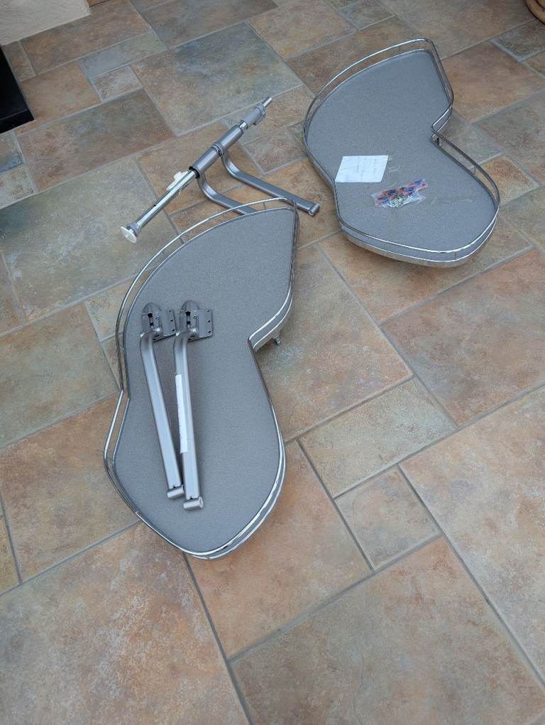 Corner kitchen shelves