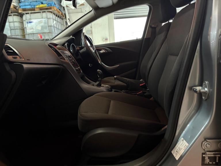 2014 Vauxhall Astra 1.4i 16V Design 5dr HATCHBACK PETROL Manual