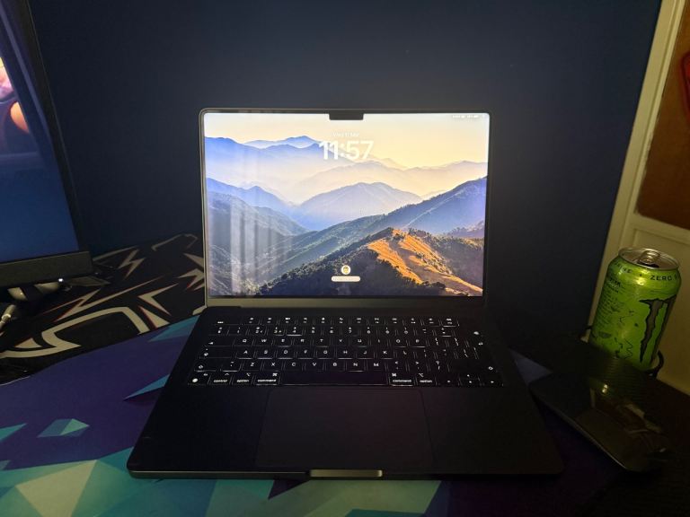 Apple MacBook Pro 14” M4 (16GB / 512GB) – Like New – Box + Magic Mouse + USB-C to USB Converter