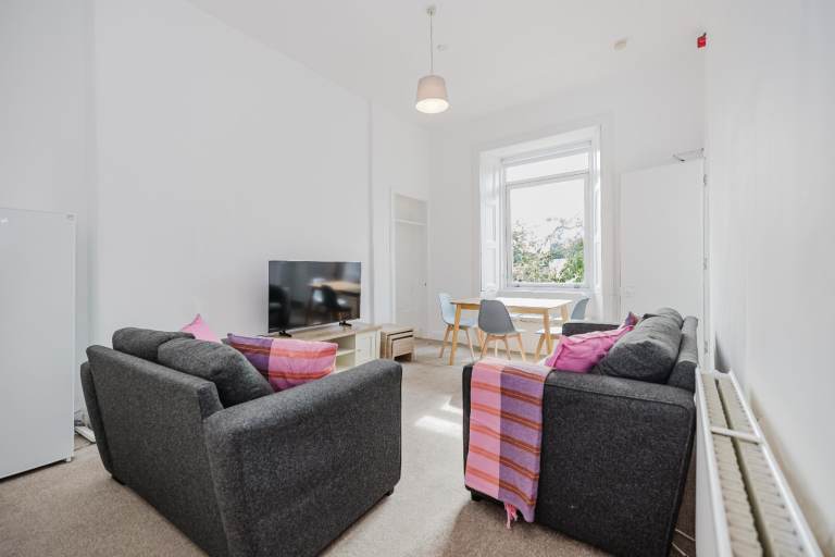 Bright and spacious, recently upgraded, 5 bedroom, HMO flat on Leith Walk – available June