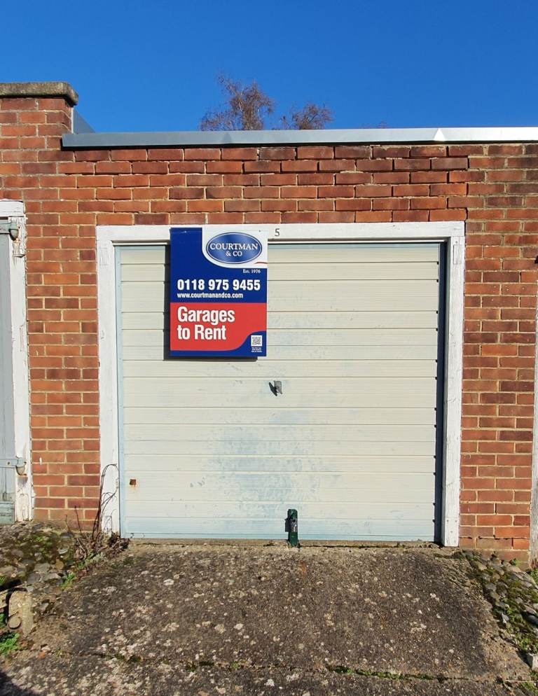 Garage to rent: Englemere Road (r/o 10 Wycrofts) Bracknell, RG42 1TJ