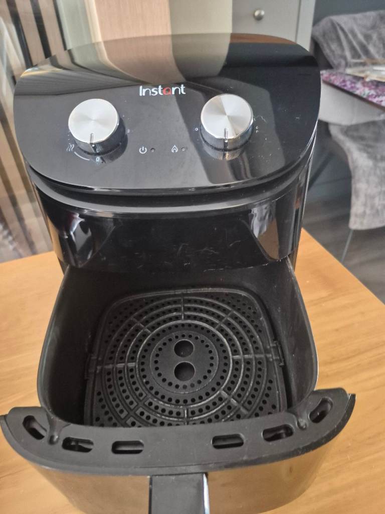 Instant airfryer , perfect , clean condition,  hardly used.