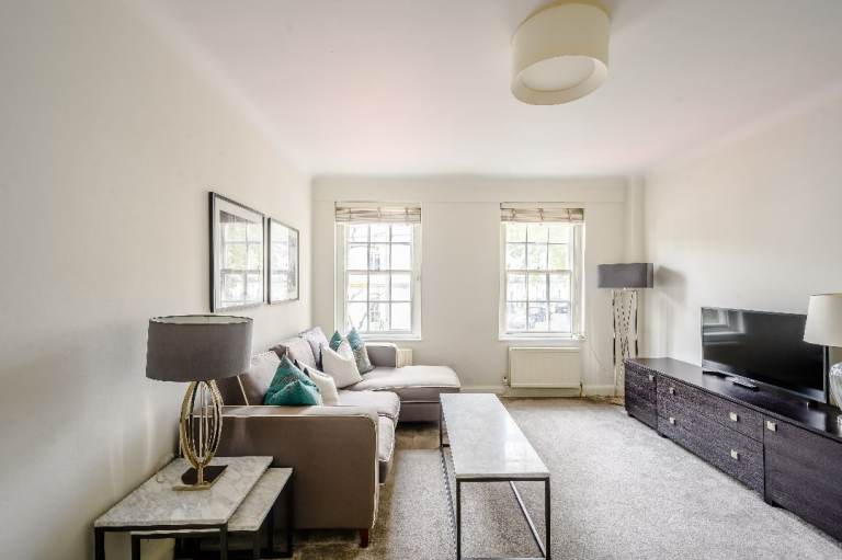 Two double bedroom first floor flat in Chelsea with porter and communal gardens SW3