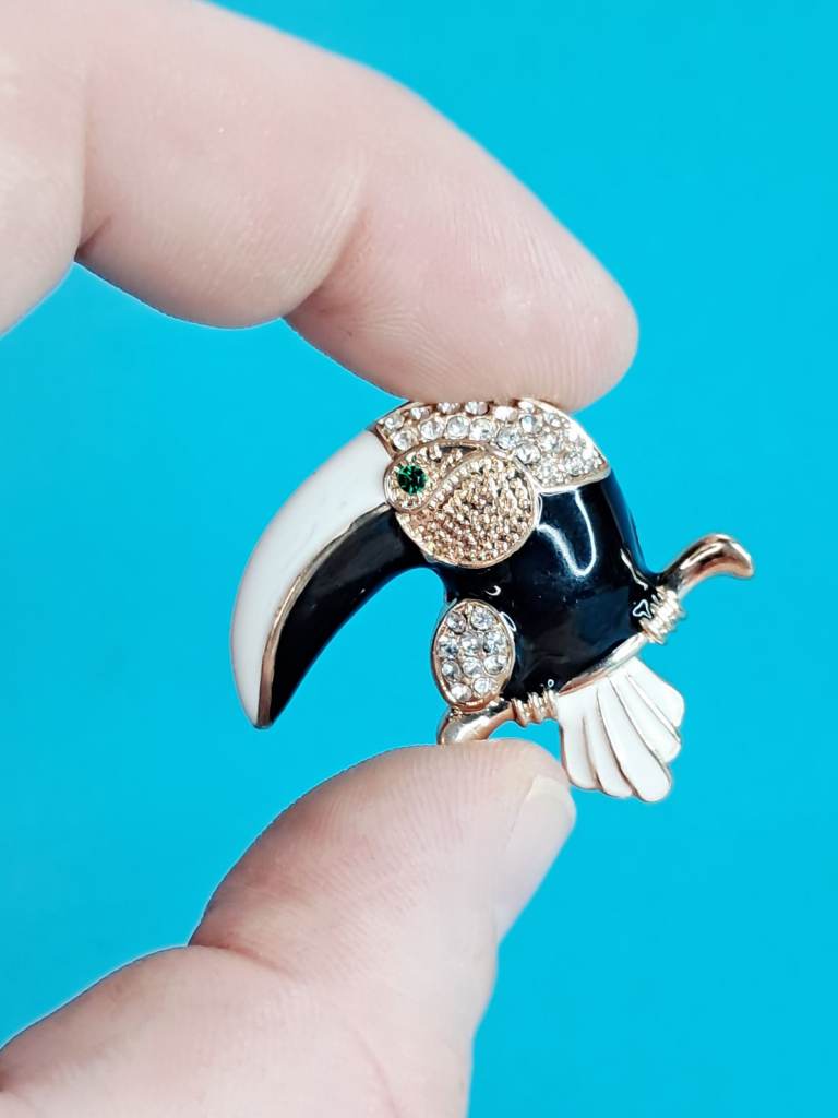 Toucan Bird Brooch with Rhinestones – Gold Tone, Excellent Condition