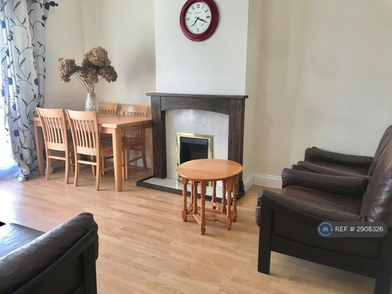 4 bedroom house in Kingsley Road, Hounslow, TW3 (4 bed) (#2908326)
