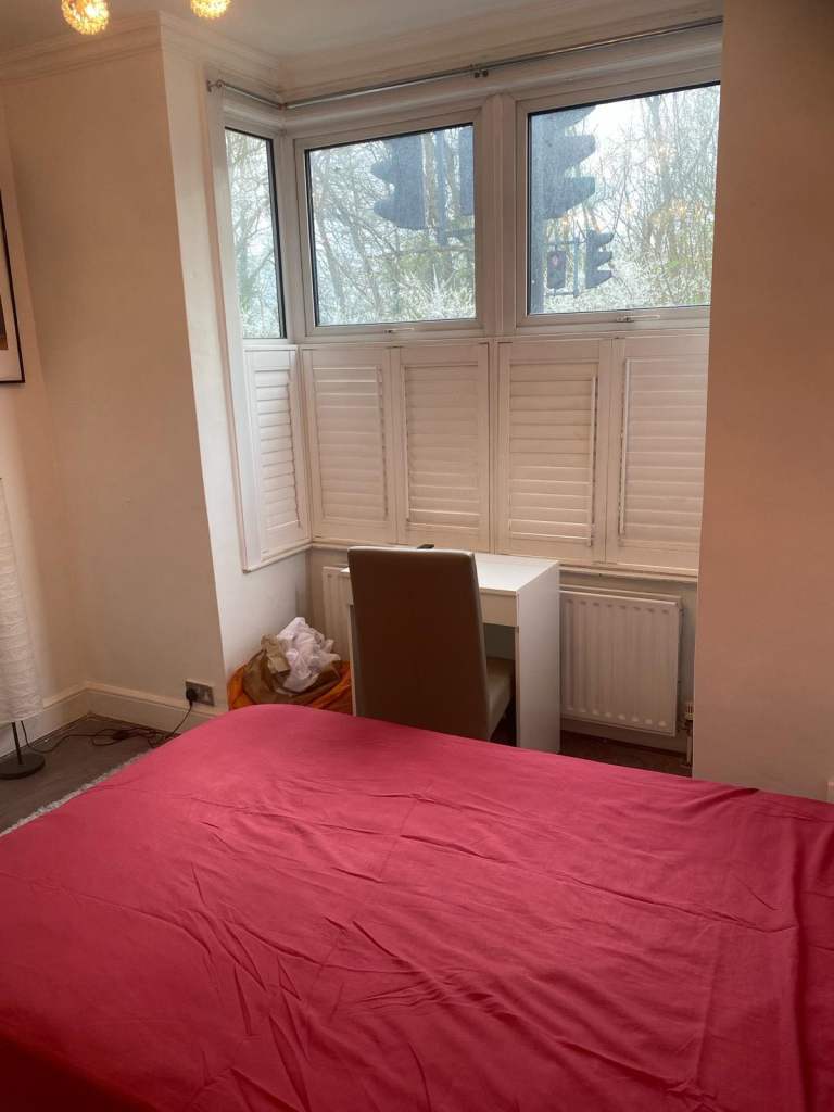 Double in beautiful house in Hackbridge / wallington. Inclusive of all bills £700pcm. SM6 7EA.