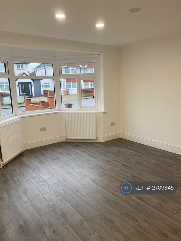3 bedroom house in Roseheath Road, Hounslow, TW4 (3 bed) (#2709845)