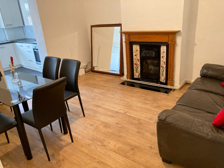HMO House 5Bed 1Bath 1Shower2WC KitchenDiningSittingDoor Patio Garden Drive VeryNearTubeBusShopsPark