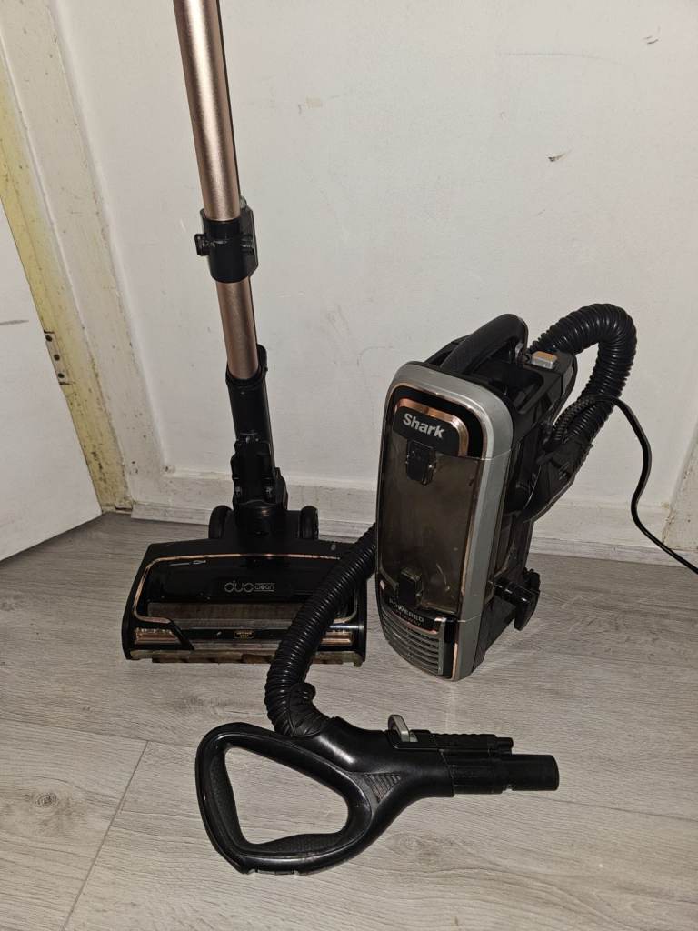 Shark Upright Vacuum Cleaner – Very Good Condition 