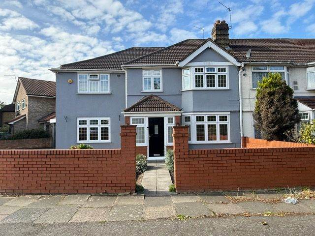 4/5 BEDROOM HOUSE TO LET  CRANFORD TW4 6LX
