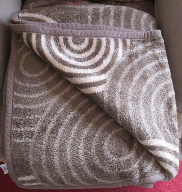 BHS - BROWN PATTERNED BLANKET/THROW- BOUND ALL ROUND, 150CM X 222CM VGC