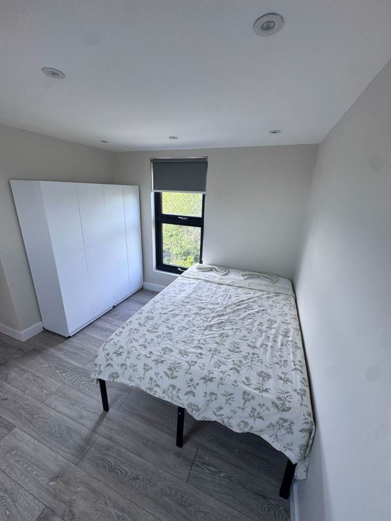 COZY DOUBLE ROOM AVAILABLE IN POPLAR 🏠