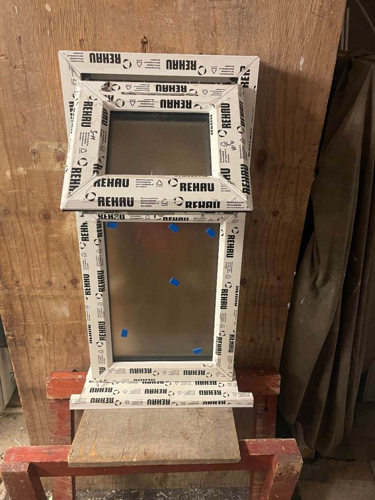 H 89.5 x W 42.5 cm-SMALL BRAND NEW REHAU UPVC DOUBLE GLAZED WINDOW OBSCURE (BATHROOM) (REF: SJ477) 