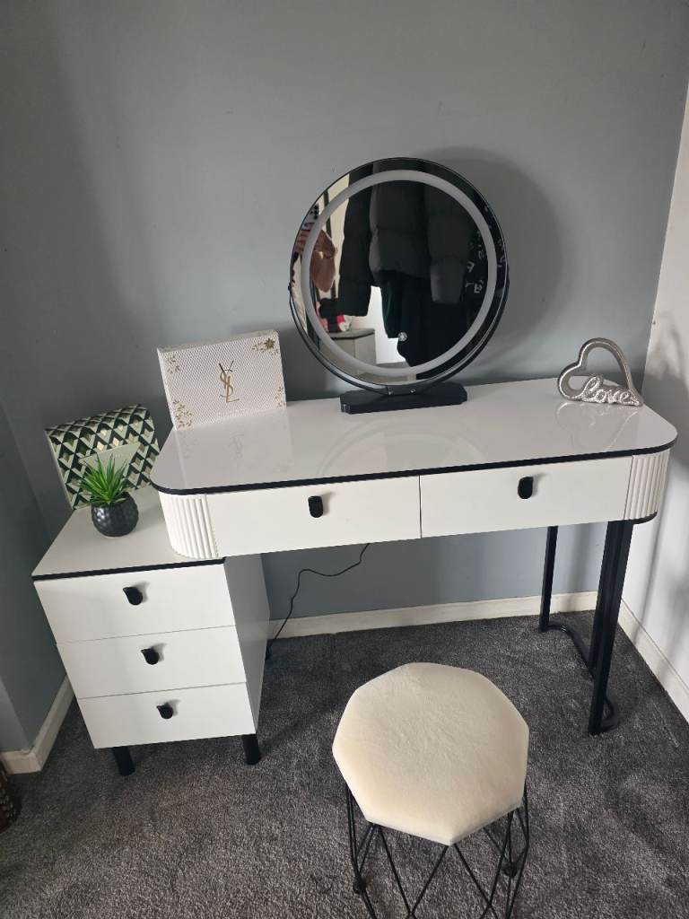 Deessing - vanity table  Rrp £250