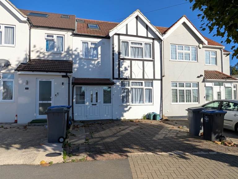 Modern 4 bedroom house in a lovely residential area of Kingsbury, North-West London.