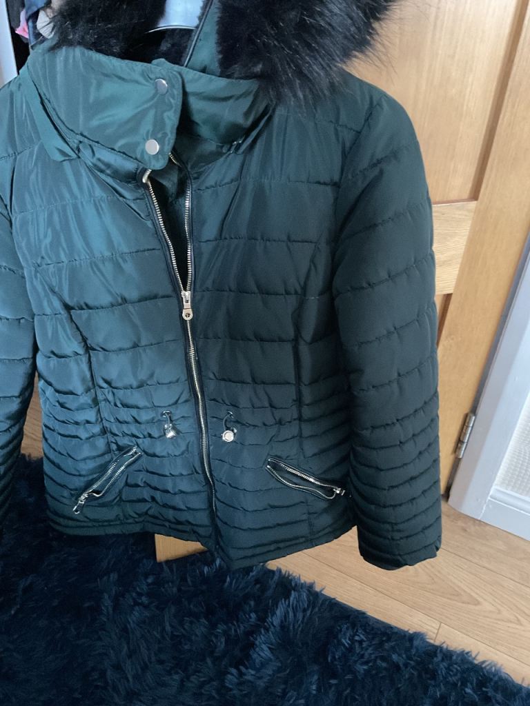 Dark Green Puffer Jacket with Faux Fur Trim – Good Condition