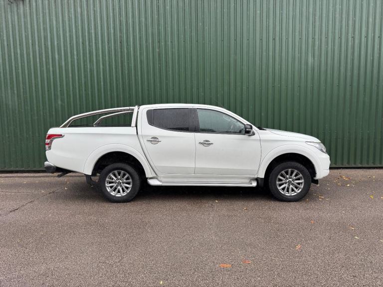 Mitsubishi L200 Barbarian Double Cab Automatic 2018 White 90k FSH Euro 6