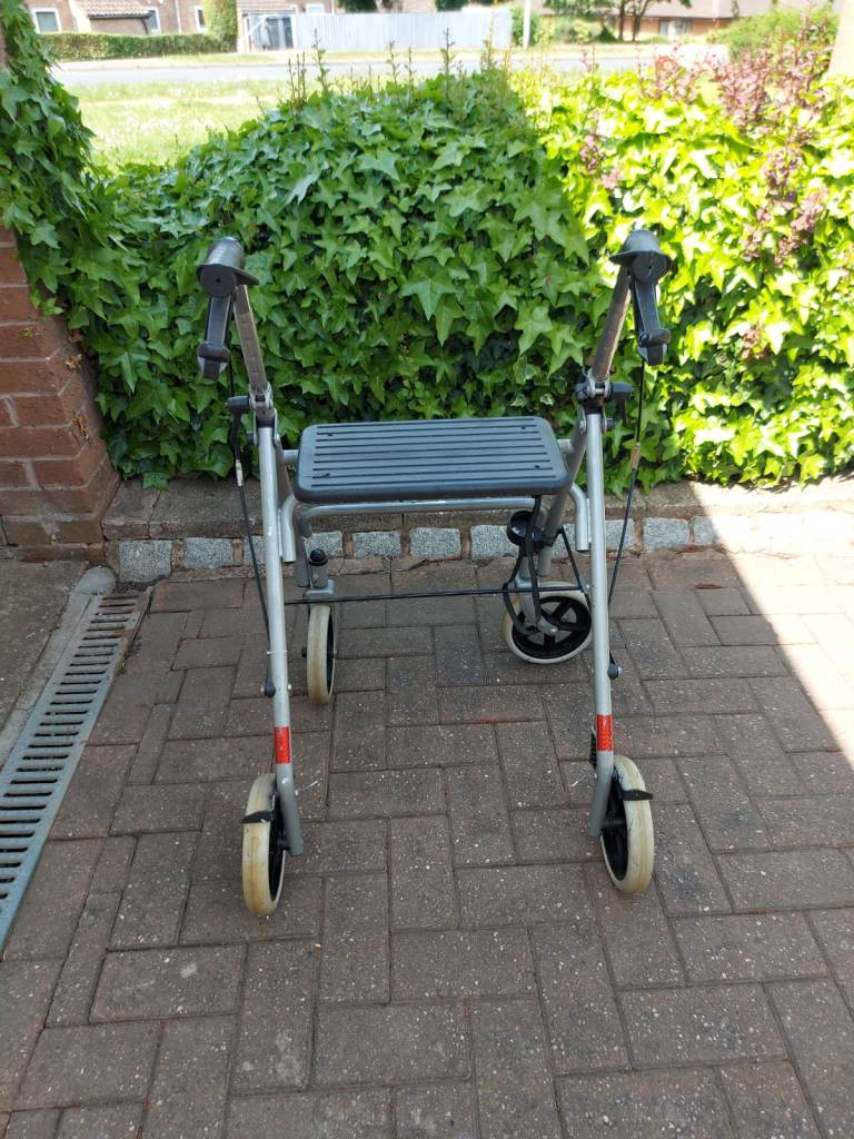 Lightweight walker with seat 