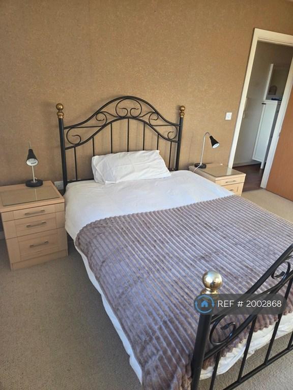 2 bedroom flat in Bishops Corner, Manchester, M15 (2 bed) (#2002868)