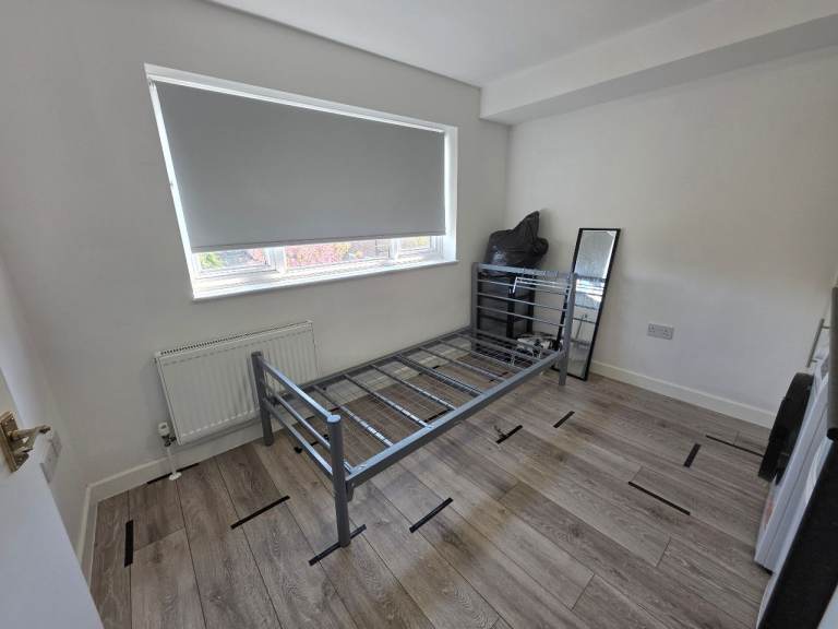 BRIGHT + LARGE DOUBLE ROOM + PRIVATE SHOWER + IDEAL for SINGLE PROFESSIONALS + DSS -HA3