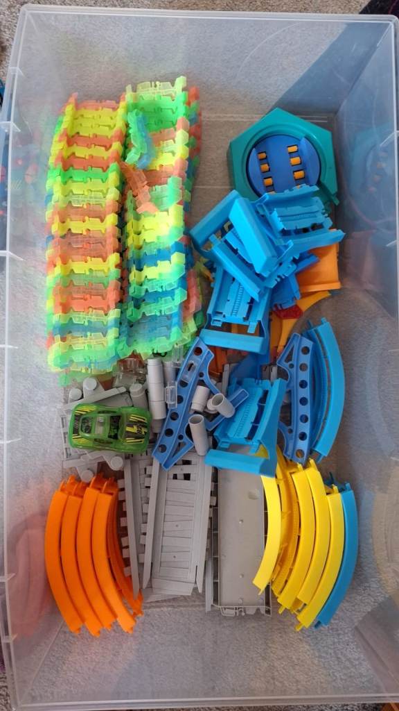 Toy car tracks set
