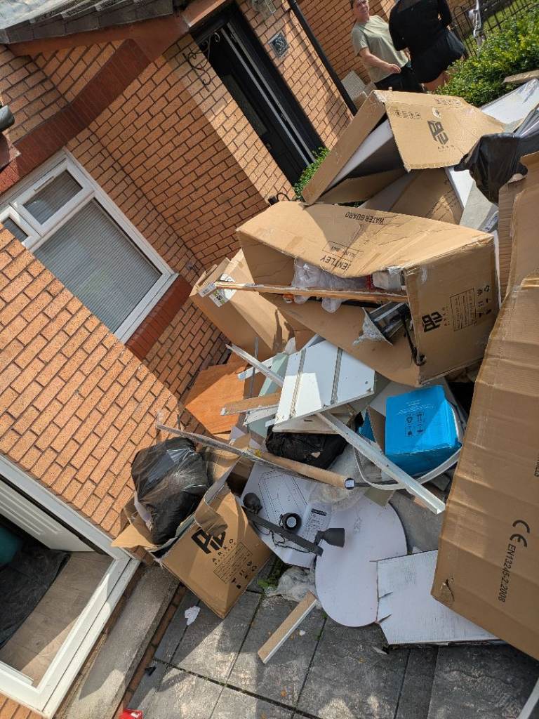 RELIABLE RUBBISH REMOVAL - HOUSE/GARAGE/GARDEN CLEARANCE - BINS EMPTIED - COUCH/MATTRESS UPLIFT