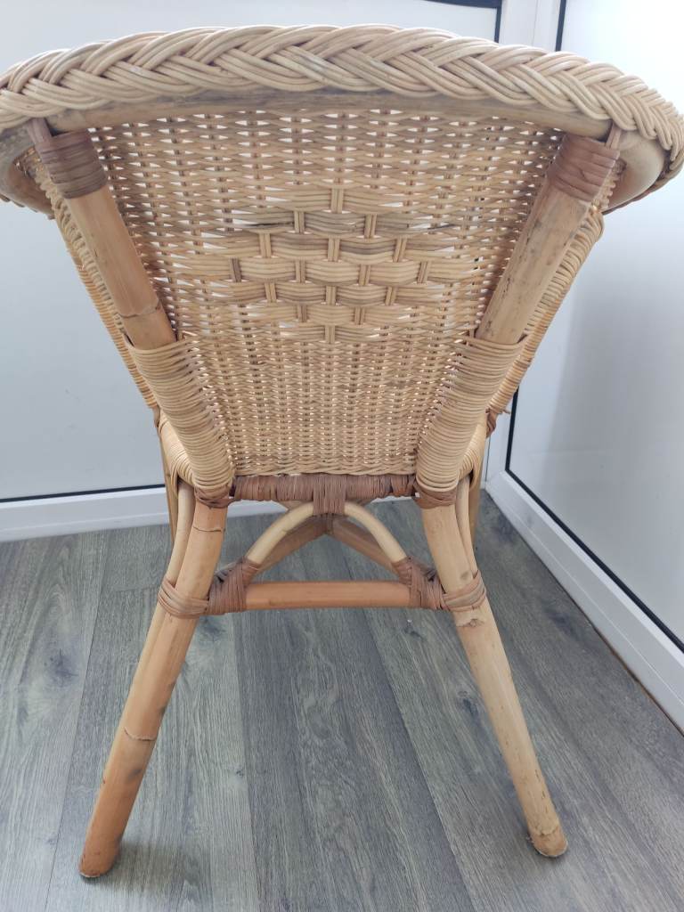 Wicker armchair in very good condition. 80cms high, 59cms at widest, 60cms front leg to back leg, se