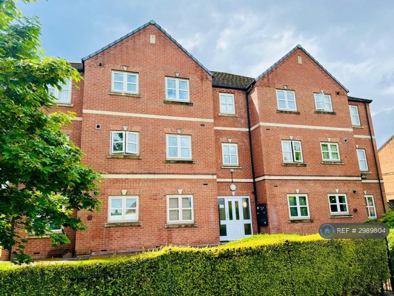 2 bedroom flat in Monk Bretton, Barnsley, S71 (2 bed) (#2989804)