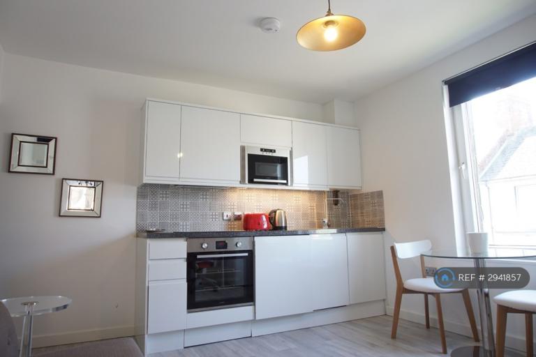 1 bedroom flat in Radnor Street, Swindon, SN1 (1 bed) (#2941857)