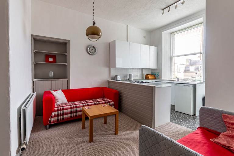 Spacious, 2nd floor, 2-bedroom flat with garden access - available June 