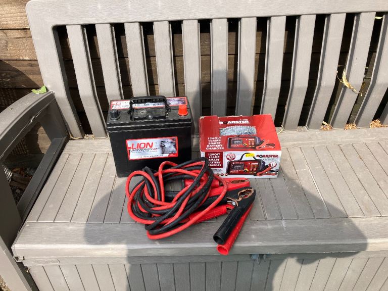 Lion Battery & Roadster Battery never been used . Jump leads heavy duty .