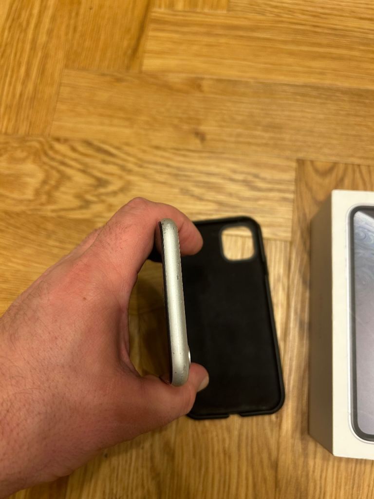 Apple iPhone xr boxed instructions white free case ear pod headphones 64gb phone 