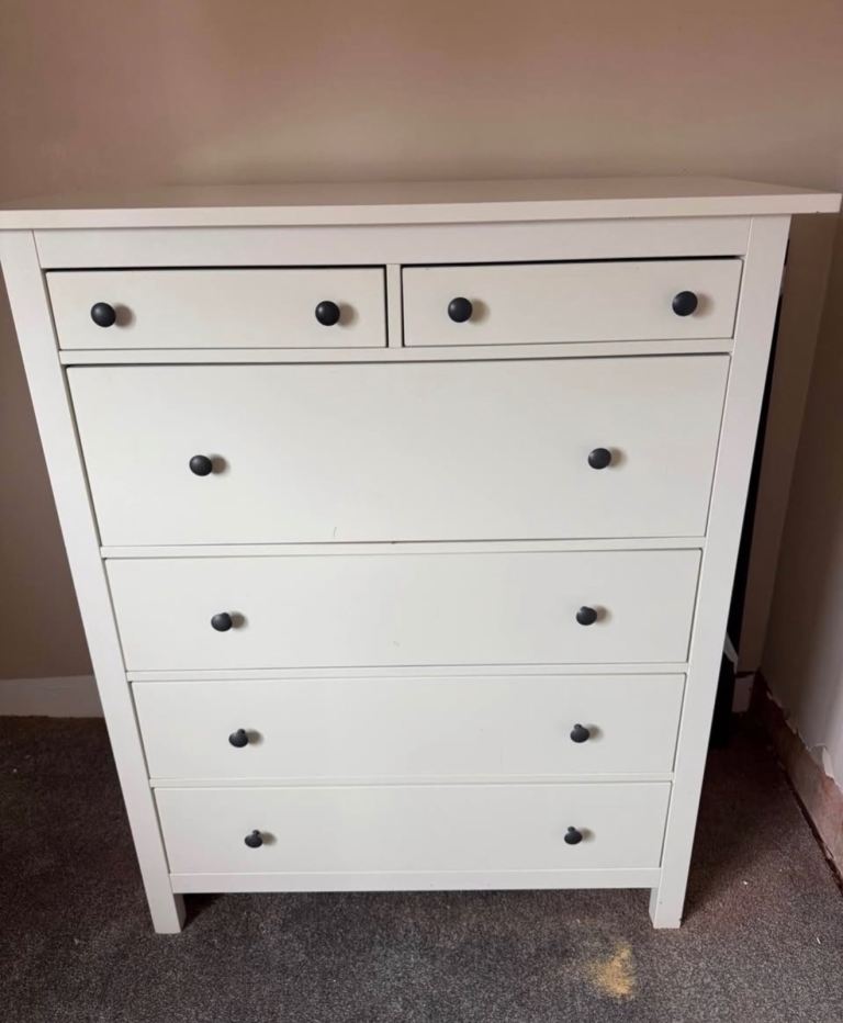 White Chest of Ikea hemmed Drawers with Black Knobs – Good Condition