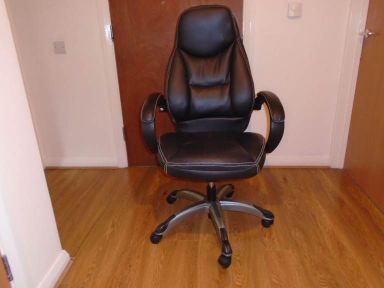 COMFORTABLE and STURDY OFFICE CHAIR in EXCELLENT CONDITION with ADJUSTMENT LEVER and 5 CASTOR WHEELS