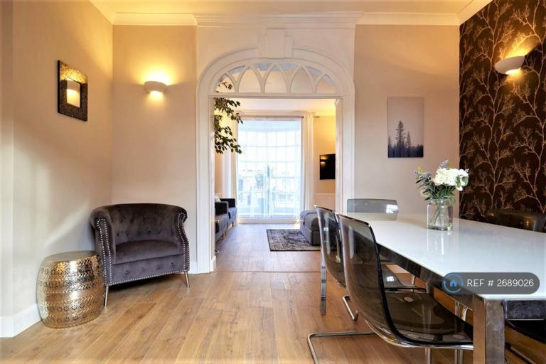 2 bedroom flat in Hotwell Road, Bristol, BS8 (2 bed) (#2689026)