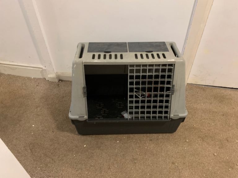 Animal crate with treat holders 