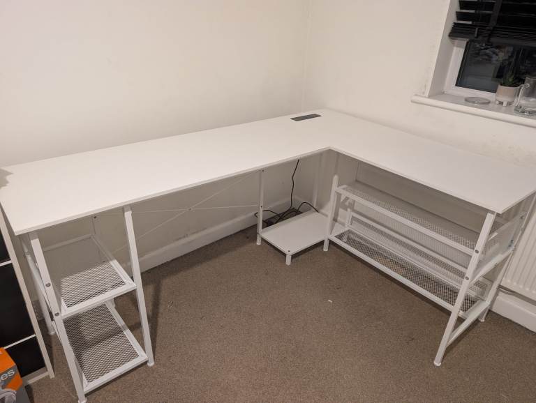 Reversible Corner Computer desk with 2 Sockets and 2 USB Charging Ports