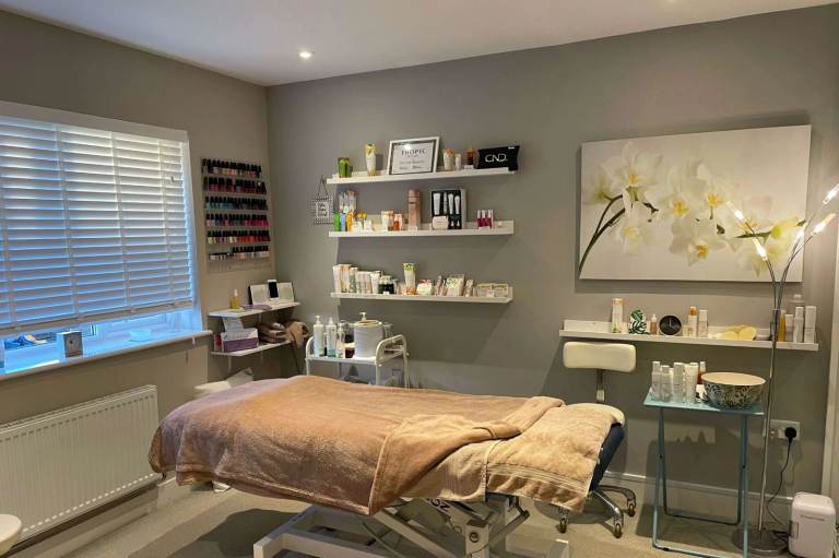 B33 Waxing, Massages, facials, bodyscrubs