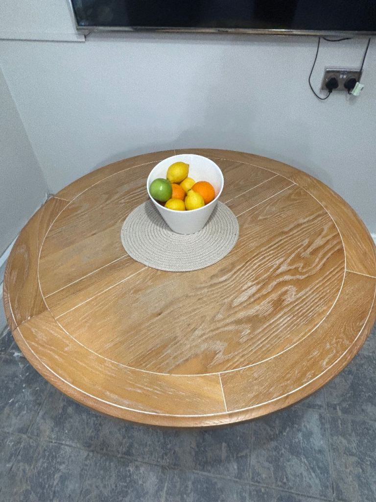Oak wood dining table (and 4 chairs if needed)