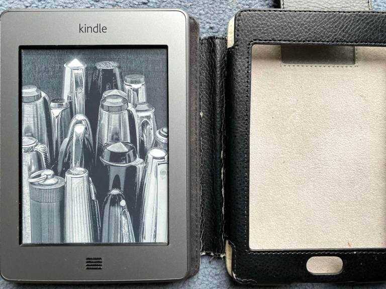 Kindle 4 touch d01200 With Leather cover.