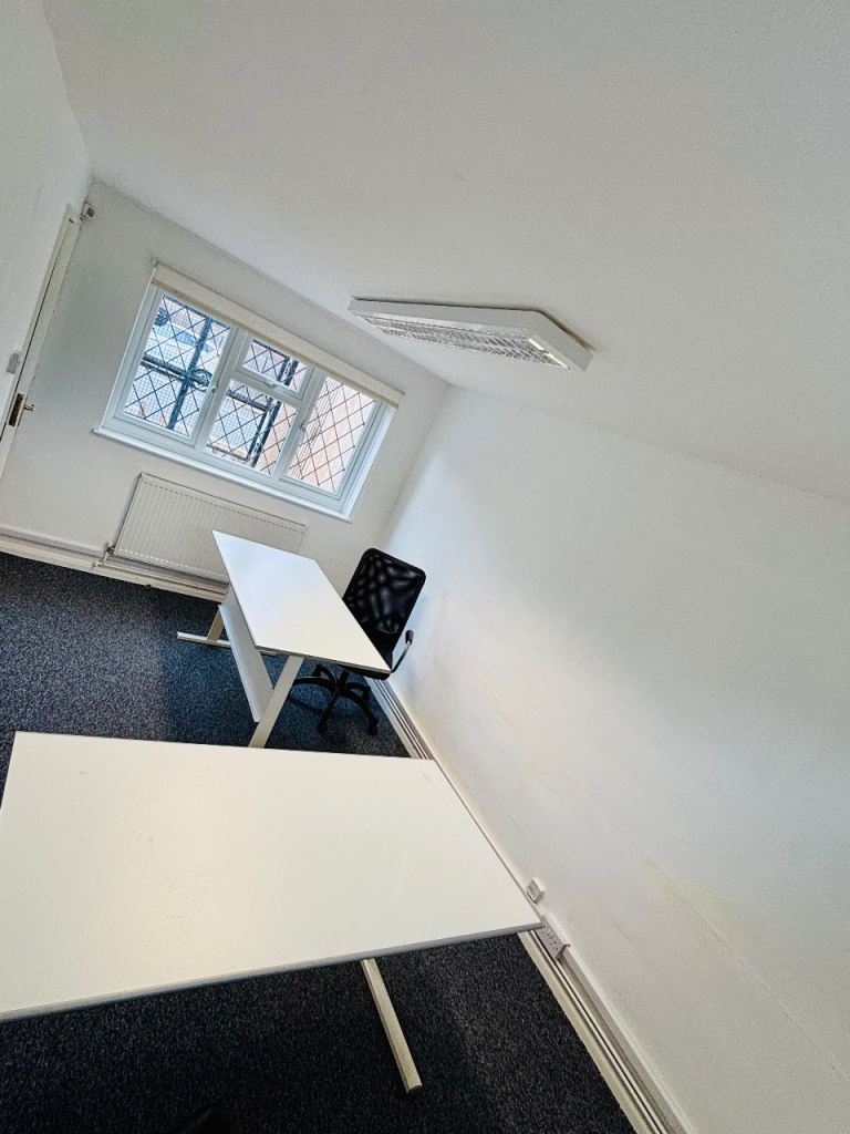 Spacious Office, 2 min walk to Shortlands Station