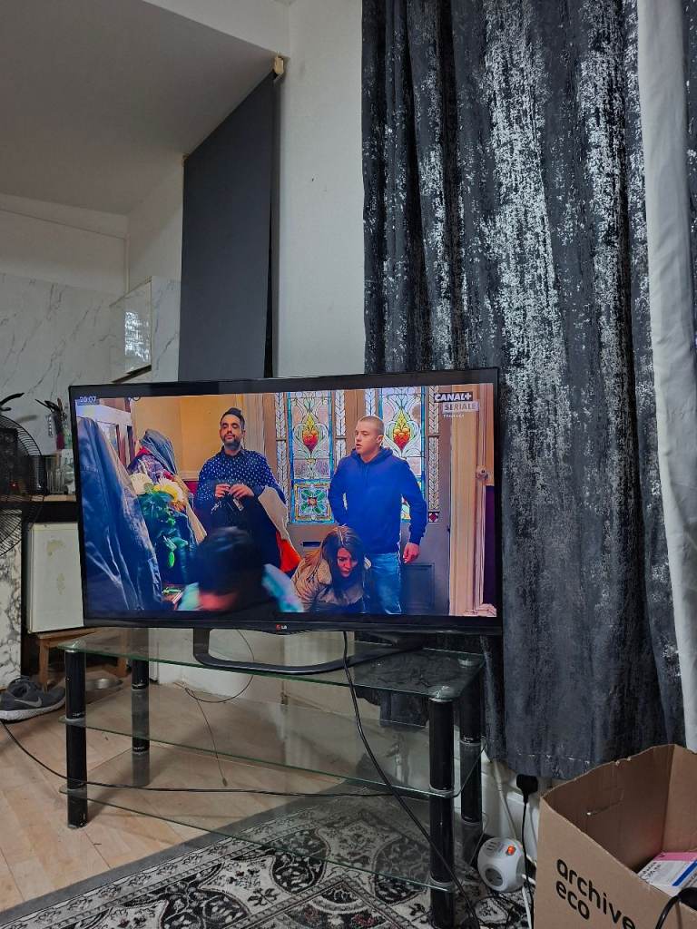 47" LG 3D Smart tv - Small Shadow On the Screen