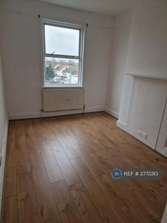4 bedroom flat in The Broadway, Southall, UB1 (4 bed) (#2772313)