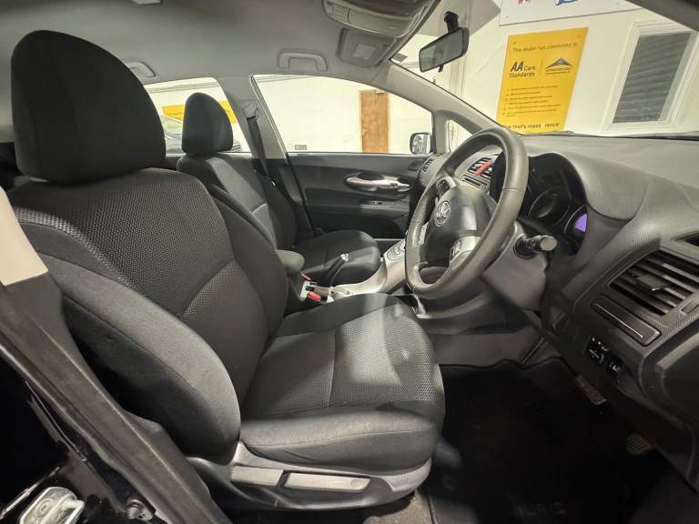 TOYOTA AURIS 1.8 VVT-h T4 2012