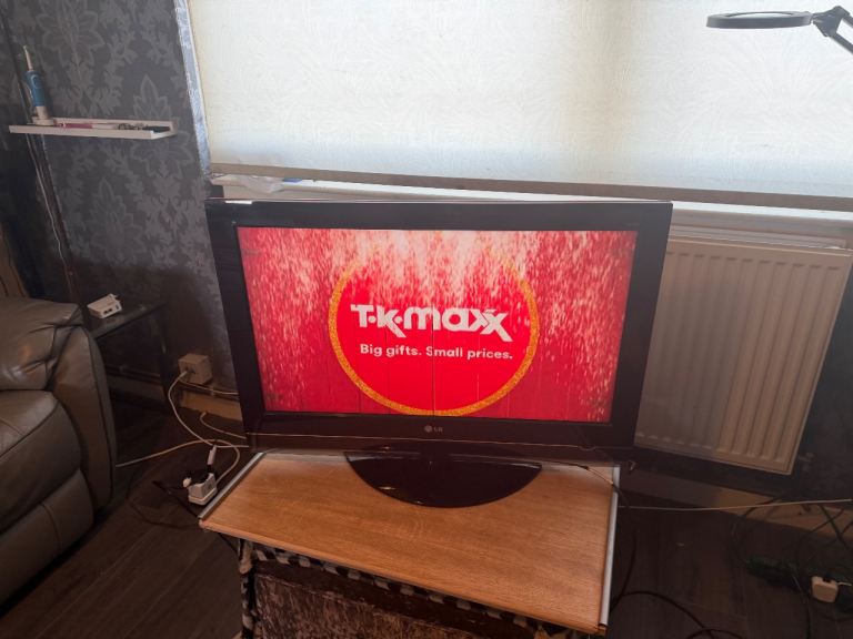 ( Delivery ! 32” LG HD TV 