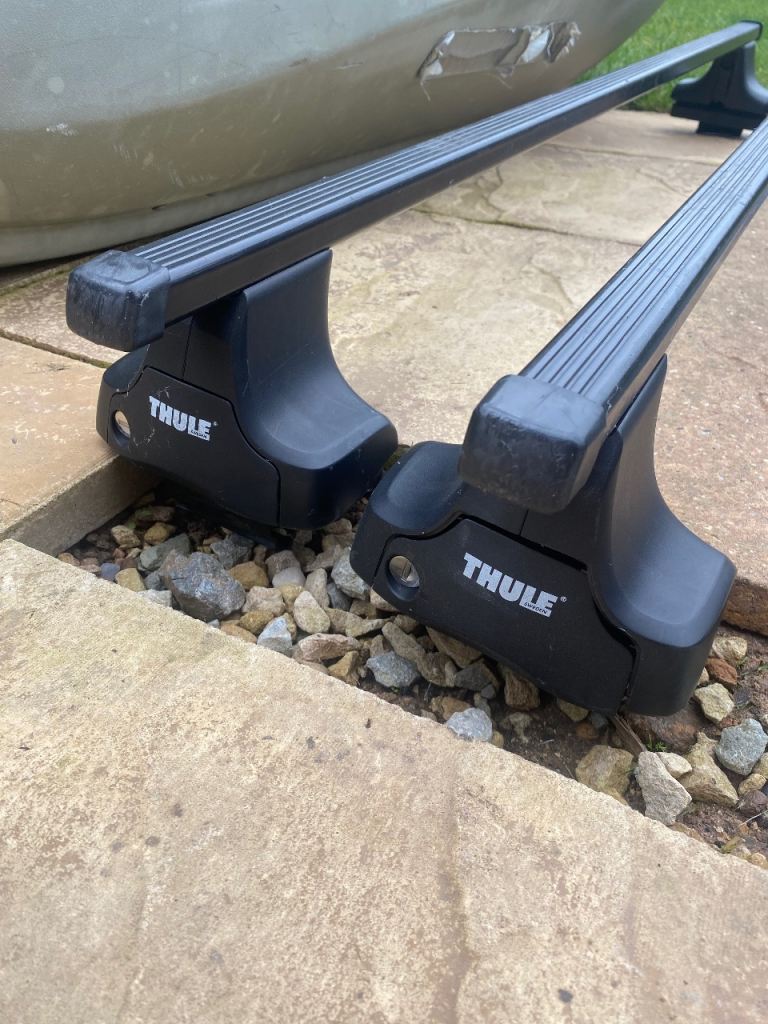  RRP £225 - Thule Roof Bars and Roof Box - Both with lock and key