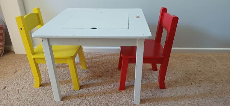 tinkers children's wooden desk and 4 chairs