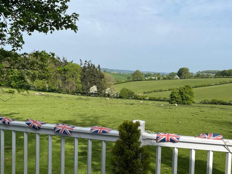 Beautifully appointed park home 2 bed + study, en-suite, large kitchen, decking, parking for 2 cars 