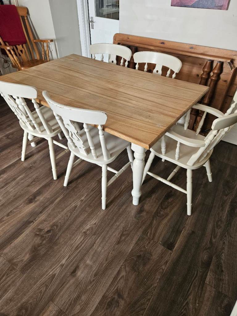 Solid Wooden Dining Table with 6 Fiddle Back White Chairs