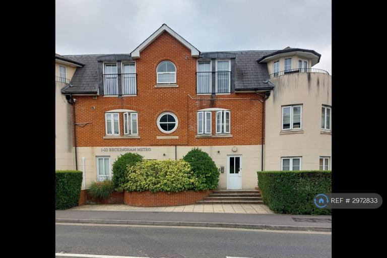 2 bedroom flat in Station Road, Egham, TW20 (2 bed) (#2972833)